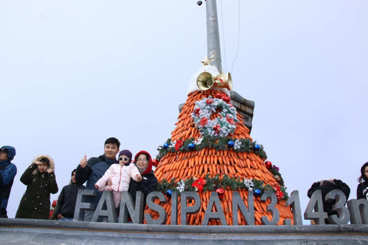 Du[-]khách[-]đổ[-]lên[-]Fansipan[-]tận[-]hưởng[-]Lễ[-]hội[-]mùa[-]đông[-]
